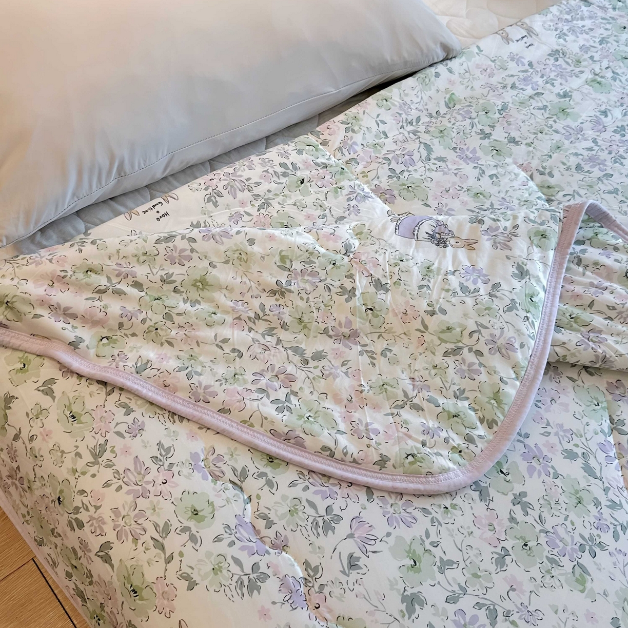 91家纺网 家纺一手货源 找家纺 兜米家居 2026春夏新款针织夏被夏凉被空调被 花园兔