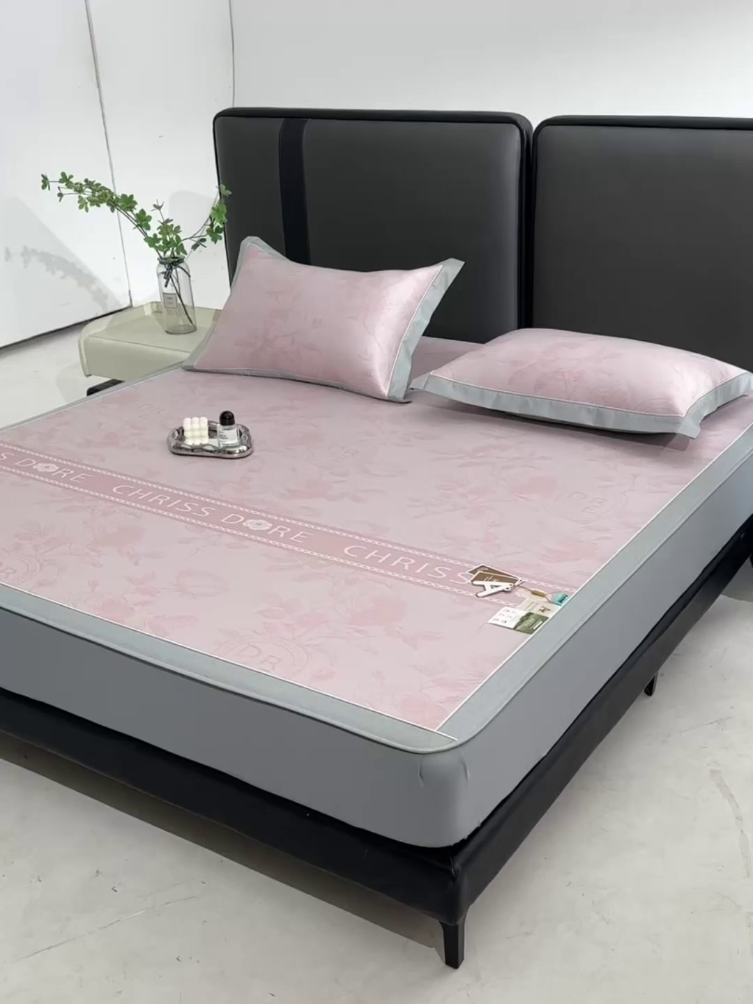 91家纺网 家纺一手货源 找家纺 小牛席业 2026春夏新款【实拍风格】双PE高凉感凉席席子-盛世蔷薇冰丝席（床笠款） 盛世蔷薇-奈斯