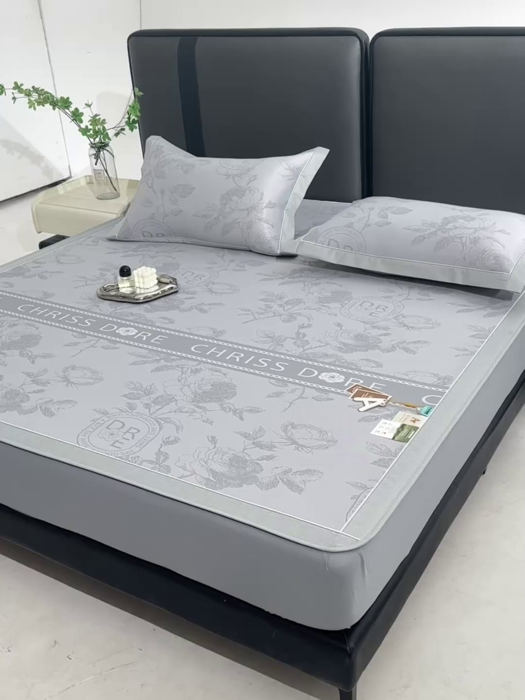 91家纺网 家纺一手货源 找家纺 小牛席业 2026春夏新款【实拍风格】双PE高凉感凉席席子-盛世蔷薇冰丝席（床笠款） 盛世蔷薇-灰色