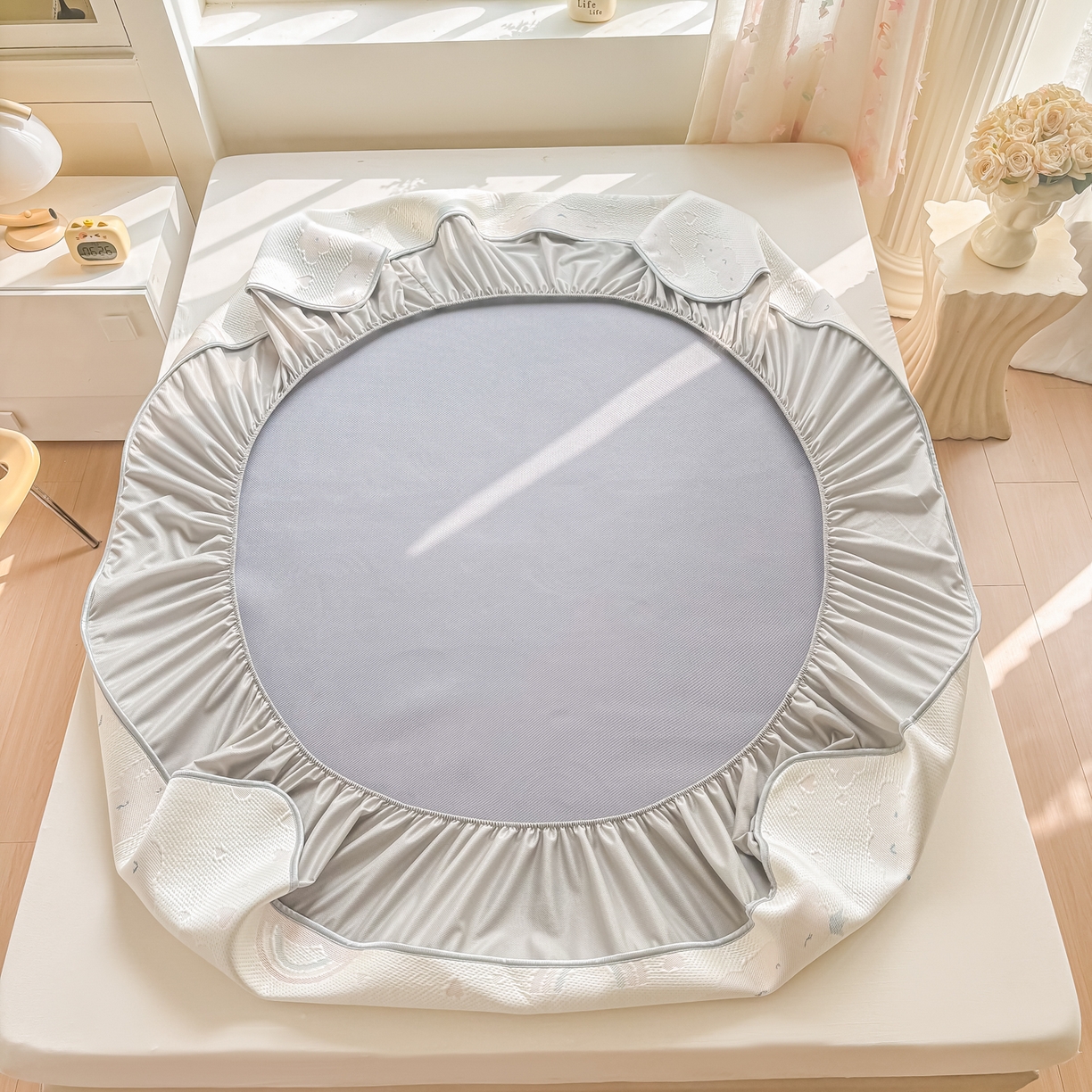 91家纺网 家纺一手货源 找家纺 小萌虎  2026年新款乙纶PE提花冰豆豆凉席床笠款卡通 彩虹粉