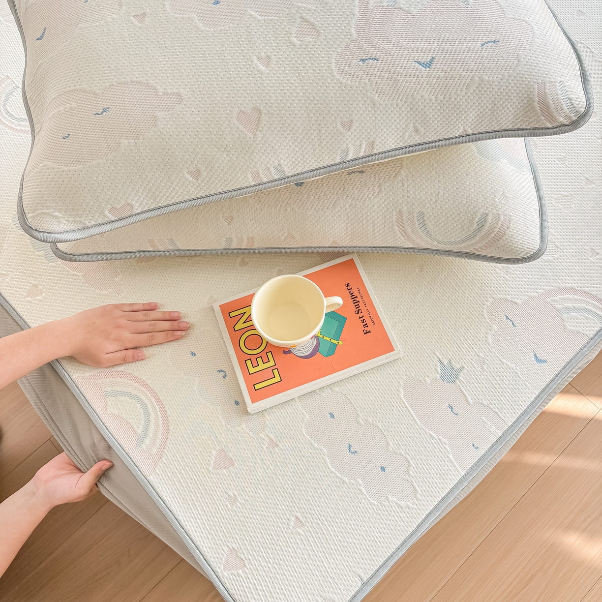 91家纺网 家纺一手货源 找家纺 小萌虎  2026年新款乙纶PE提花冰豆豆凉席床笠款卡通 彩虹粉