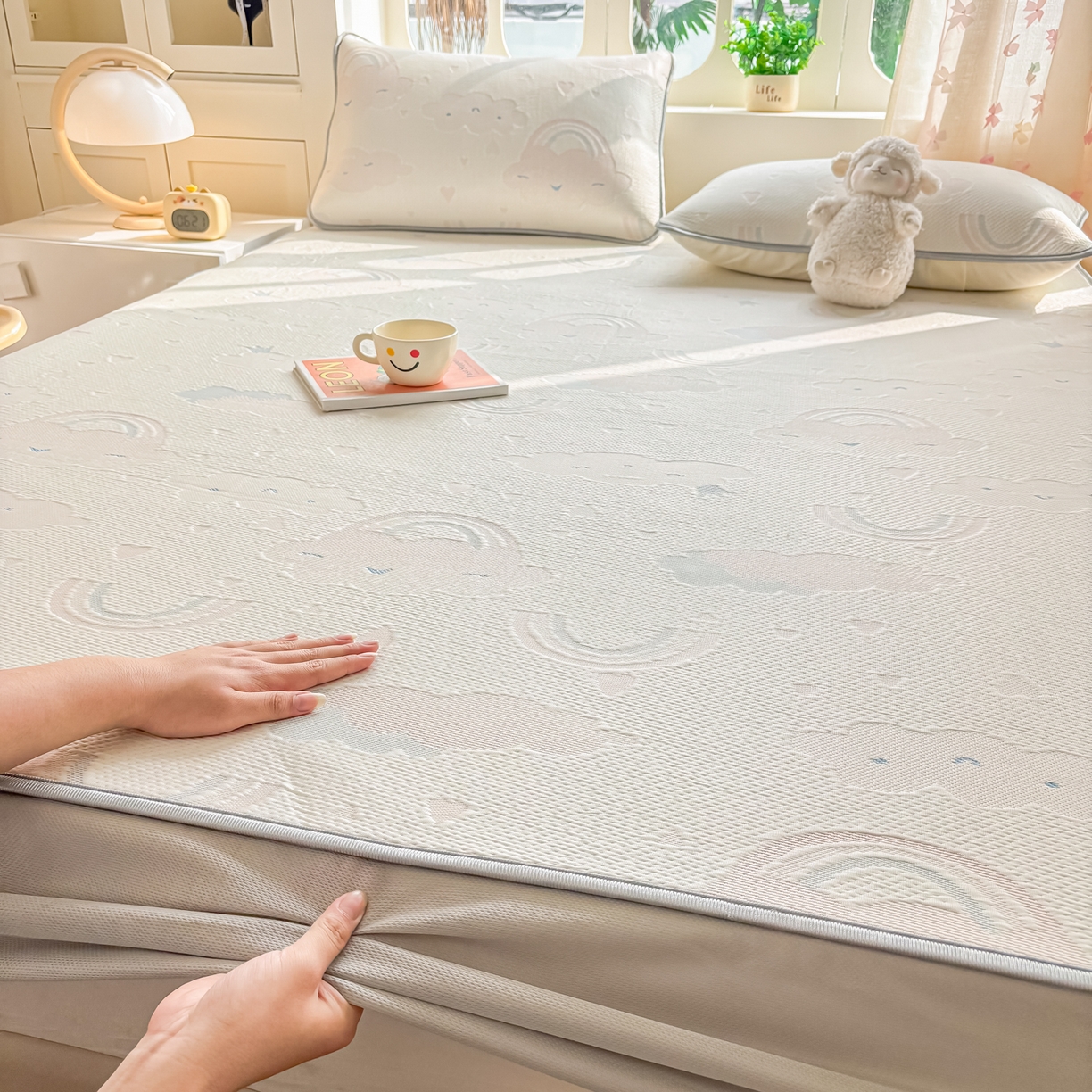 91家纺网 家纺一手货源 找家纺 小萌虎  2026年新款乙纶PE提花冰豆豆凉席床笠款卡通 彩虹粉