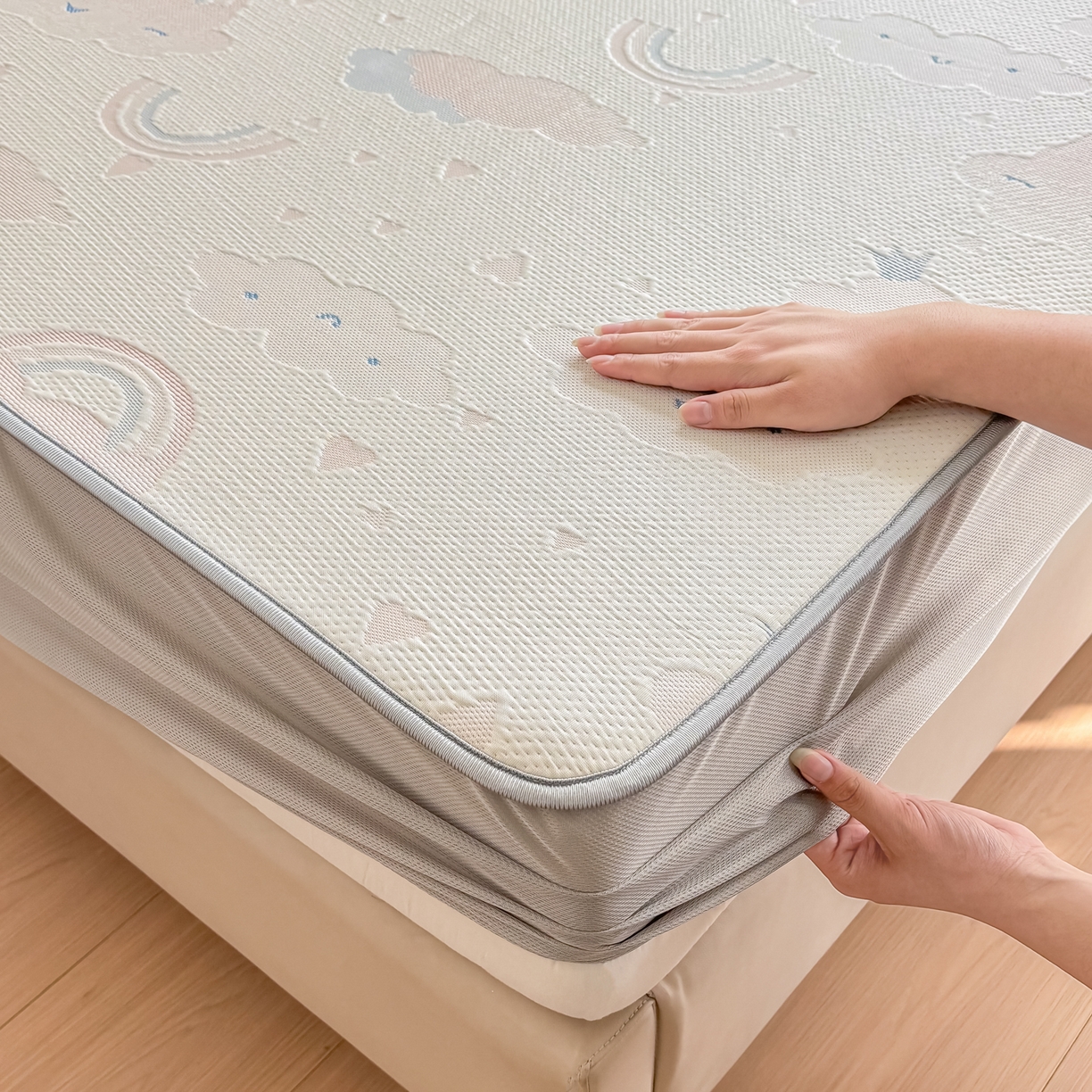 91家纺网 家纺一手货源 找家纺 小萌虎  2026年新款乙纶PE提花冰豆豆凉席床笠款卡通 彩虹粉