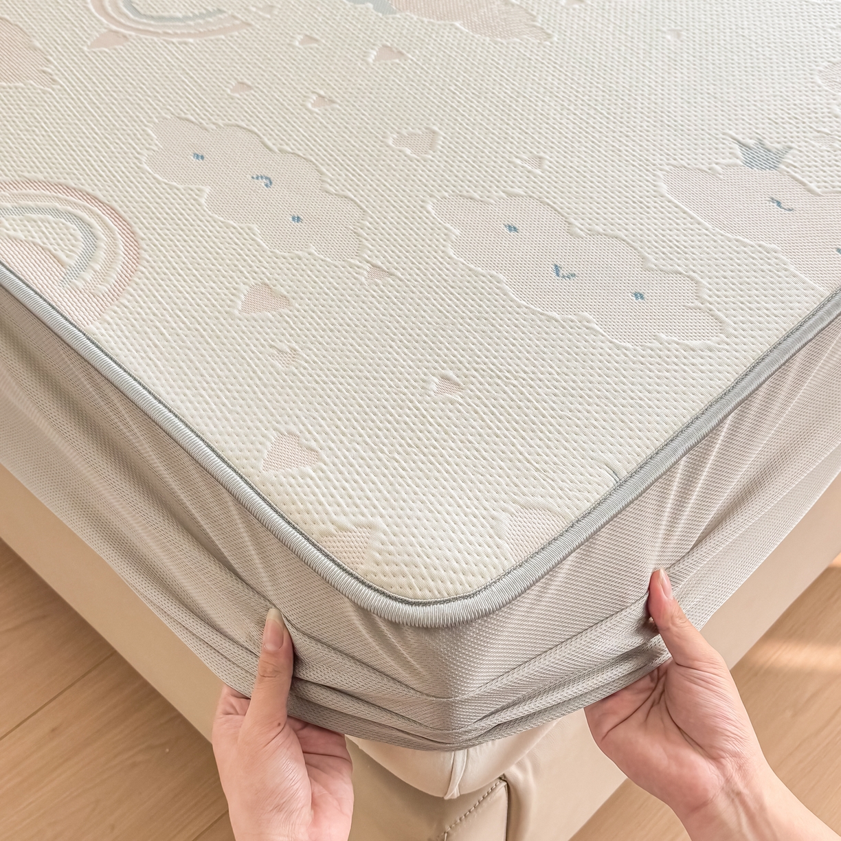 91家纺网 家纺一手货源 找家纺 小萌虎  2026年新款乙纶PE提花冰豆豆凉席床笠款卡通 彩虹粉