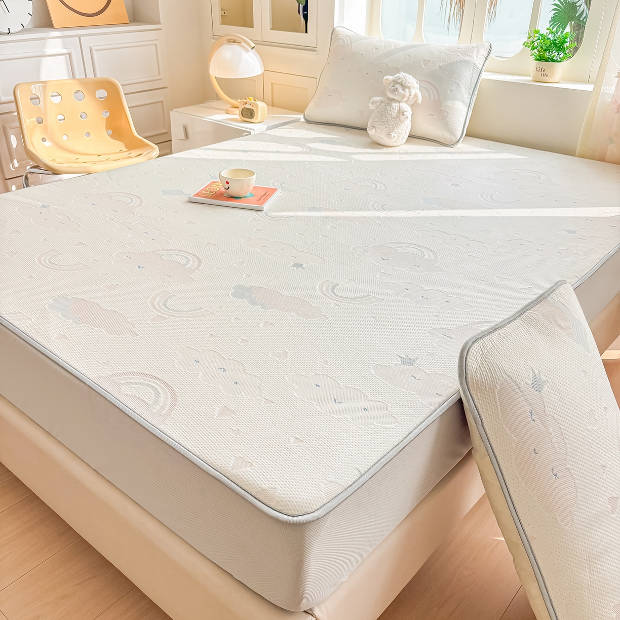 91家纺网 家纺一手货源 找家纺 小萌虎  2026年新款乙纶PE提花冰豆豆凉席床笠款卡通 彩虹粉