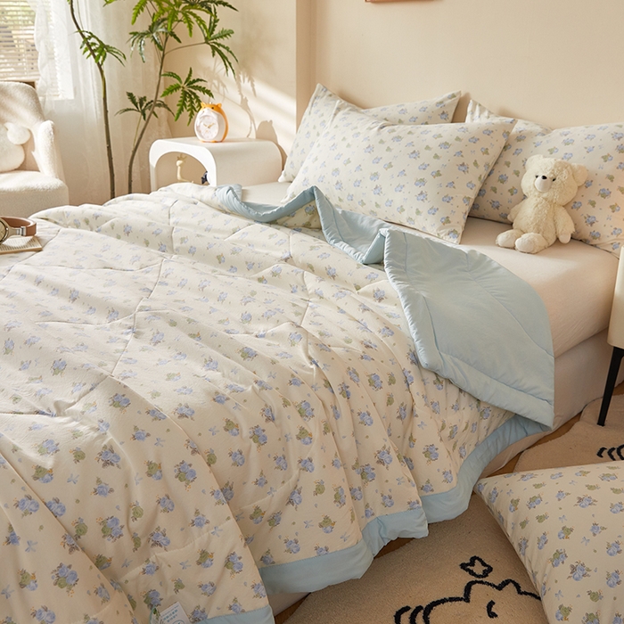91家纺网 家纺一手货源 找家纺 海洋家纺 2026新款100%新疆棉花印花夏被亲肤仿棉夏凉被纯手包边空调被薄被子 花漾 兰