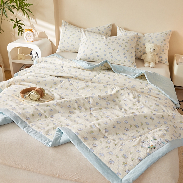 91家纺网 家纺一手货源 找家纺 海洋家纺 2026新款100%新疆棉花印花夏被亲肤仿棉夏凉被纯手包边空调被薄被子 花漾 兰