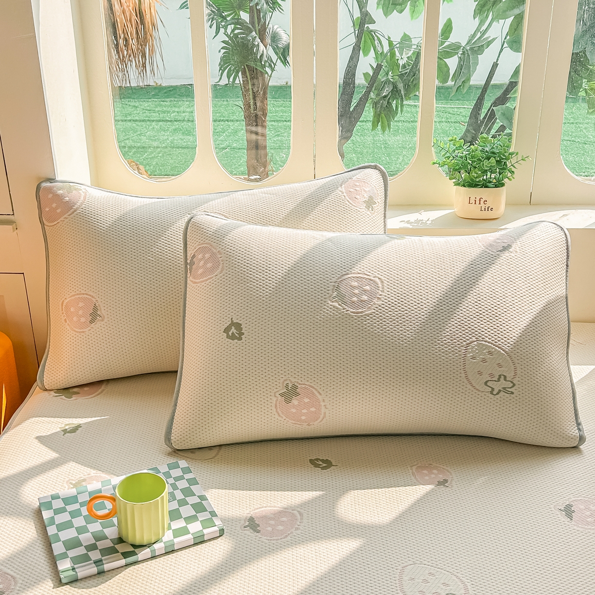 91家纺网 家纺一手货源 找家纺 小萌虎  2026年新款乙纶PE提花冰豆豆凉席床笠款卡通 草莓粉