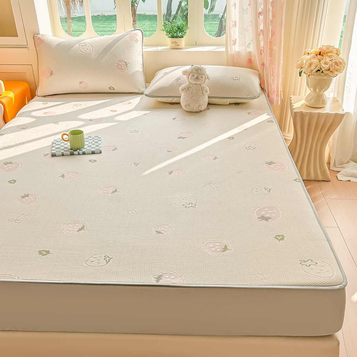 91家纺网 家纺一手货源 找家纺 小萌虎  2026年新款乙纶PE提花冰豆豆凉席床笠款卡通 草莓粉