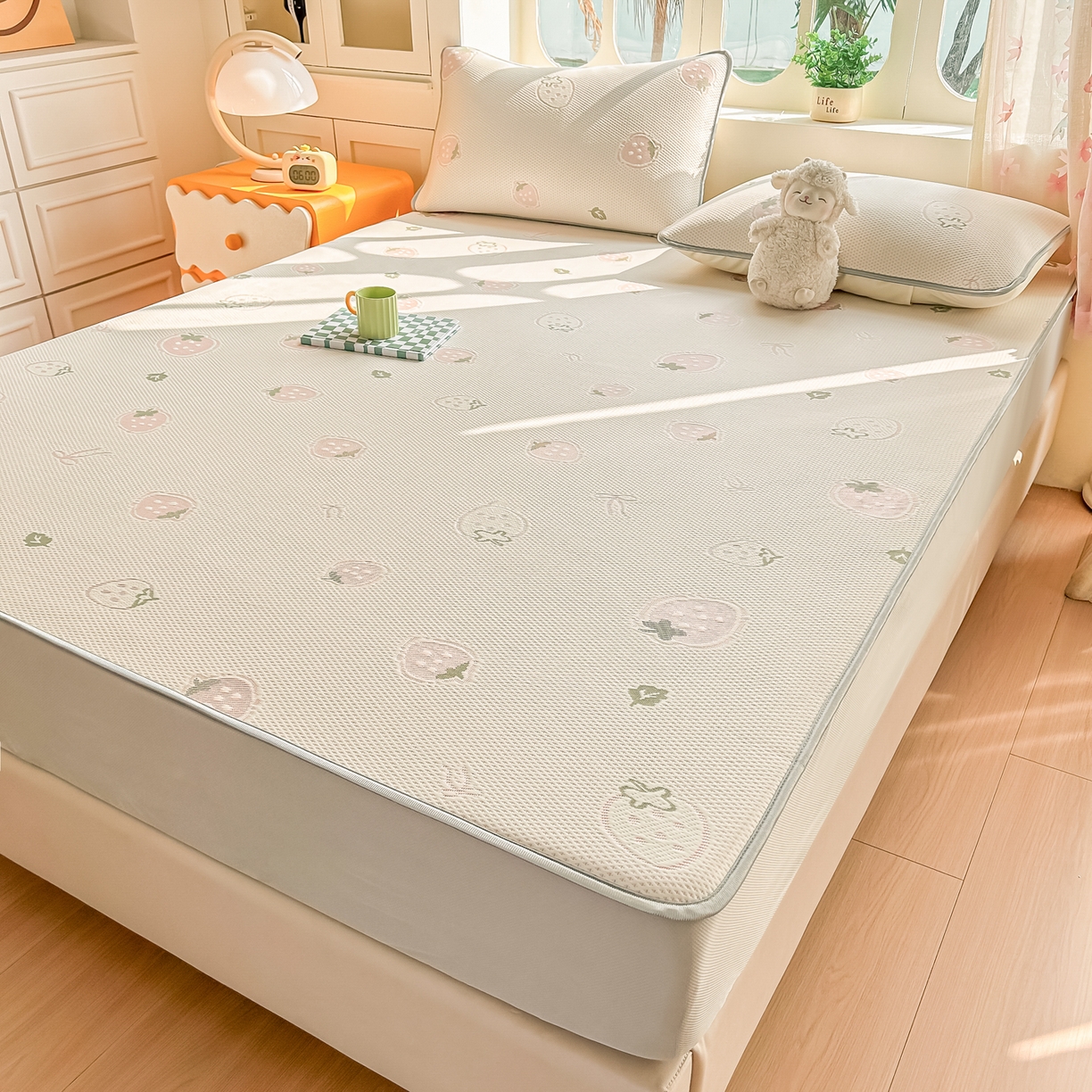 91家纺网 家纺一手货源 找家纺 小萌虎  2026年新款乙纶PE提花冰豆豆凉席床笠款卡通 草莓粉