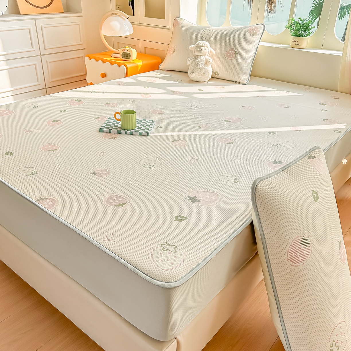 91家纺网 家纺一手货源 找家纺 小萌虎  2026年新款乙纶PE提花冰豆豆凉席床笠款卡通 草莓粉