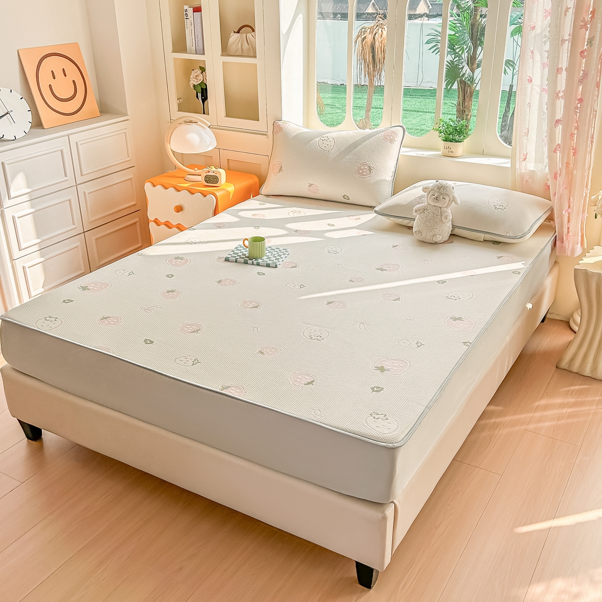 91家纺网 家纺一手货源 找家纺 小萌虎  2026年新款乙纶PE提花冰豆豆凉席床笠款卡通 草莓粉