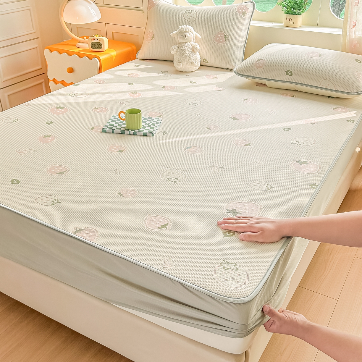 91家纺网 家纺一手货源 找家纺 小萌虎  2026年新款乙纶PE提花冰豆豆凉席床笠款卡通 草莓粉