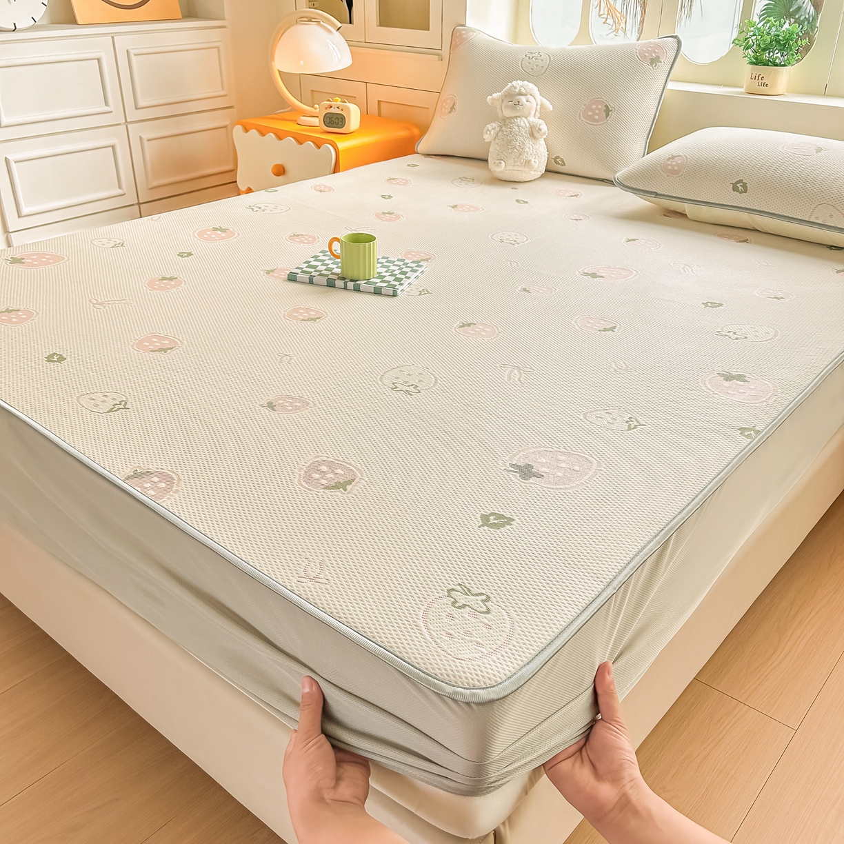 91家纺网 家纺一手货源 找家纺 小萌虎  2026年新款乙纶PE提花冰豆豆凉席床笠款卡通 草莓粉