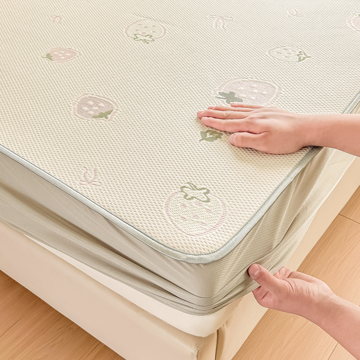 91家纺网 家纺一手货源 找家纺 小萌虎  2026年新款乙纶PE提花冰豆豆凉席床笠款卡通 草莓粉