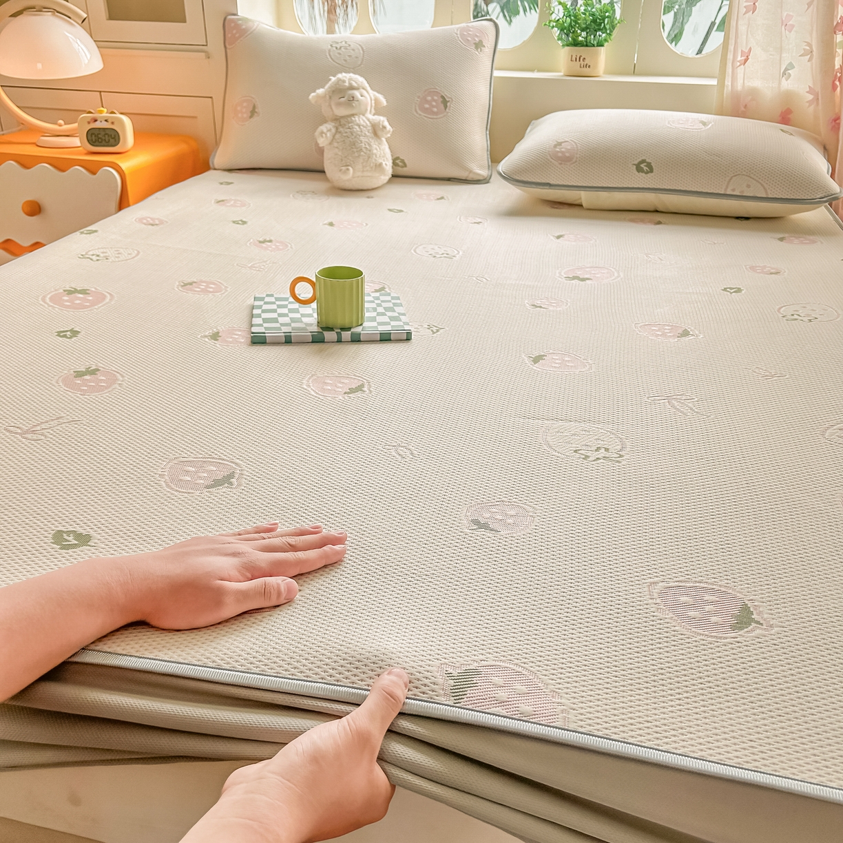 91家纺网 家纺一手货源 找家纺 小萌虎  2026年新款乙纶PE提花冰豆豆凉席床笠款卡通 草莓粉