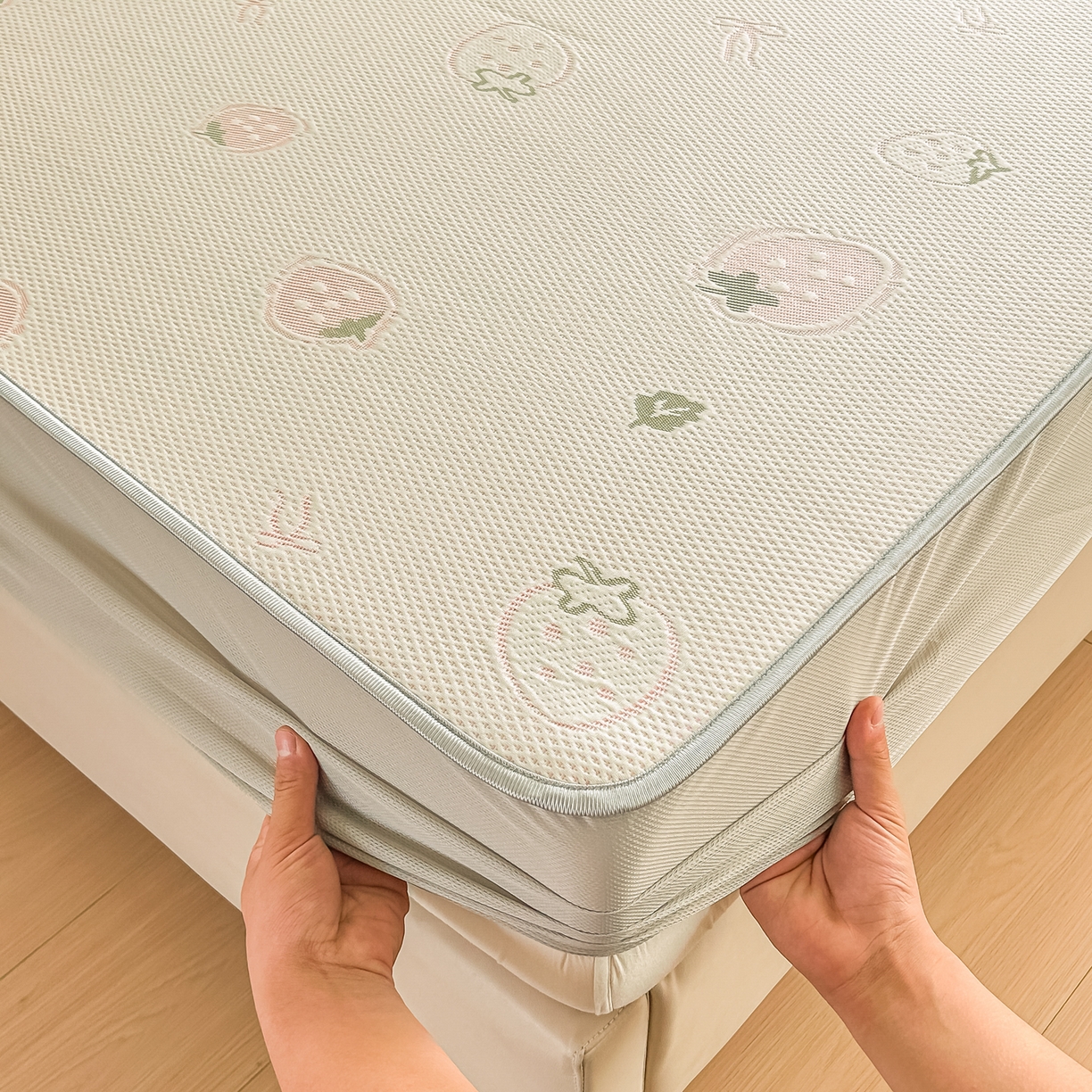 91家纺网 家纺一手货源 找家纺 小萌虎  2026年新款乙纶PE提花冰豆豆凉席床笠款卡通 草莓粉