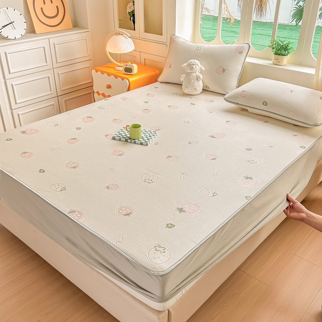 91家纺网 家纺一手货源 找家纺 小萌虎  2026年新款乙纶PE提花冰豆豆凉席床笠款卡通 草莓粉