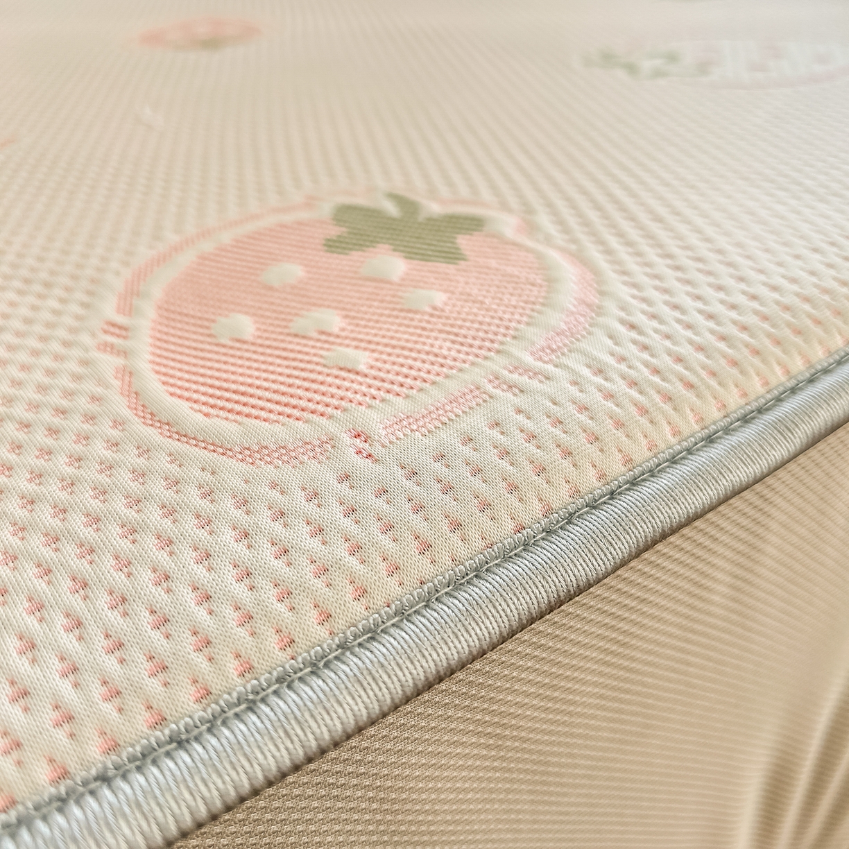 91家纺网 家纺一手货源 找家纺 小萌虎  2026年新款乙纶PE提花冰豆豆凉席床笠款卡通 草莓粉