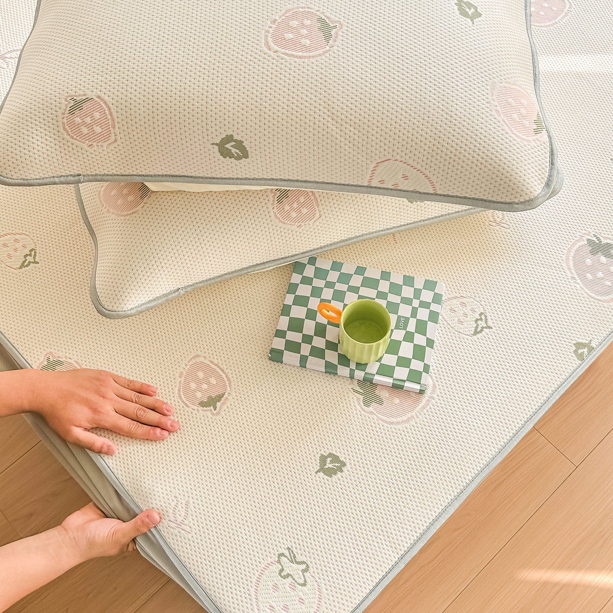 91家纺网 家纺一手货源 找家纺 小萌虎  2026年新款乙纶PE提花冰豆豆凉席床笠款卡通 草莓粉