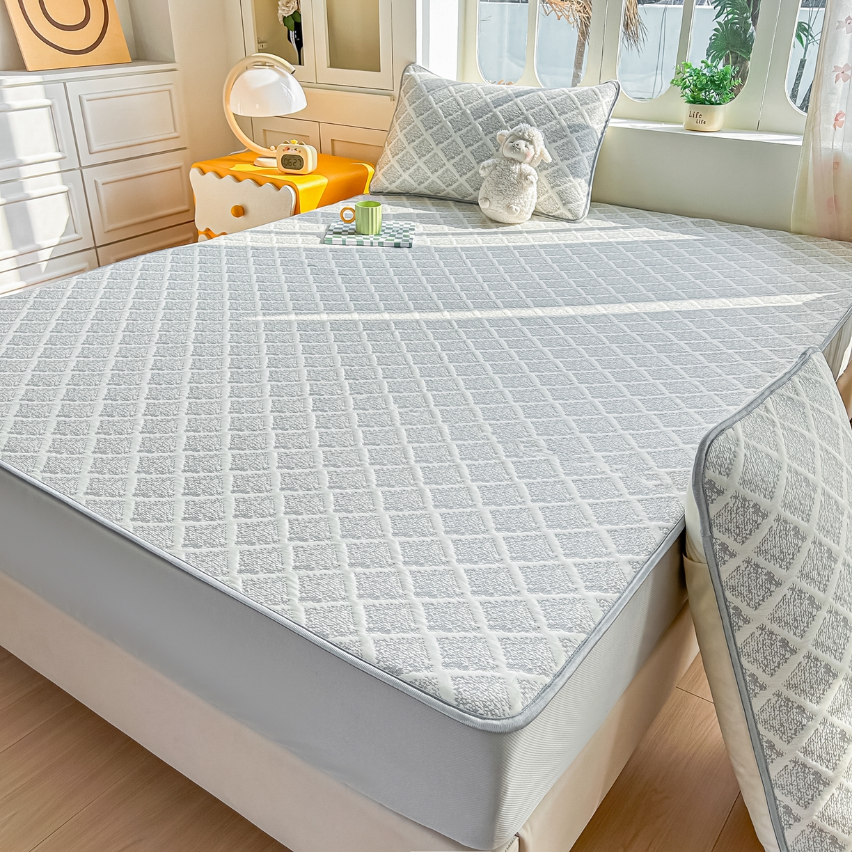 91家纺网 家纺一手货源 找家纺 小萌虎  2026年新款乙纶PE提花冰豆豆凉席床笠款卡通 灰格