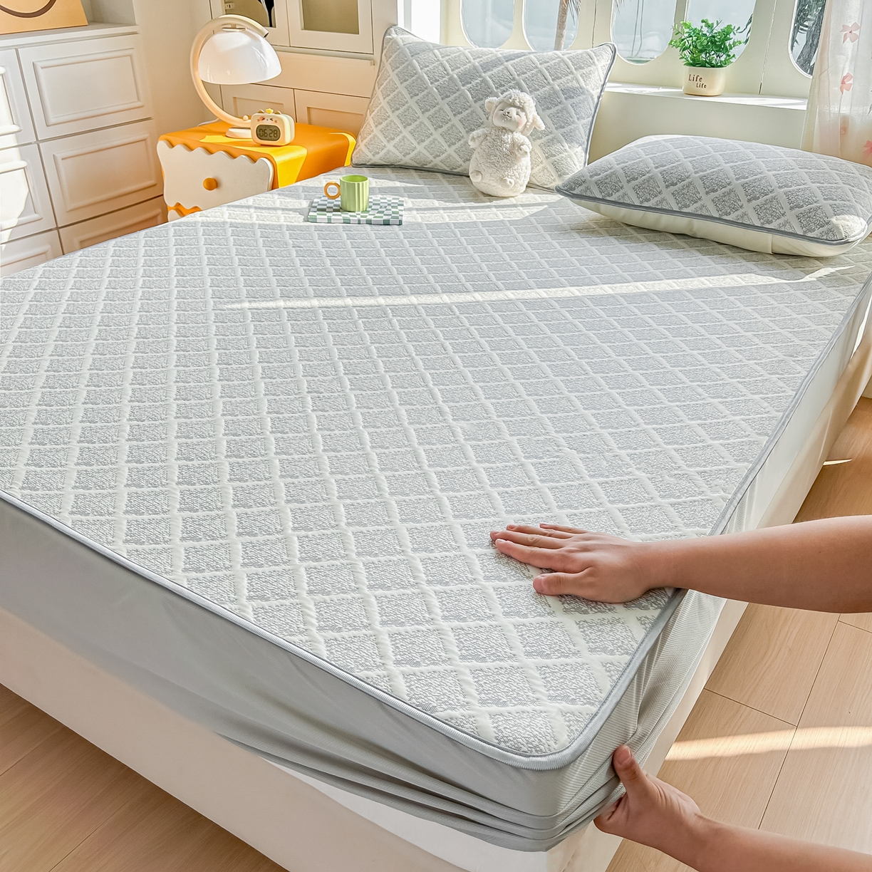 91家纺网 家纺一手货源 找家纺 小萌虎  2026年新款乙纶PE提花冰豆豆凉席床笠款卡通 灰格