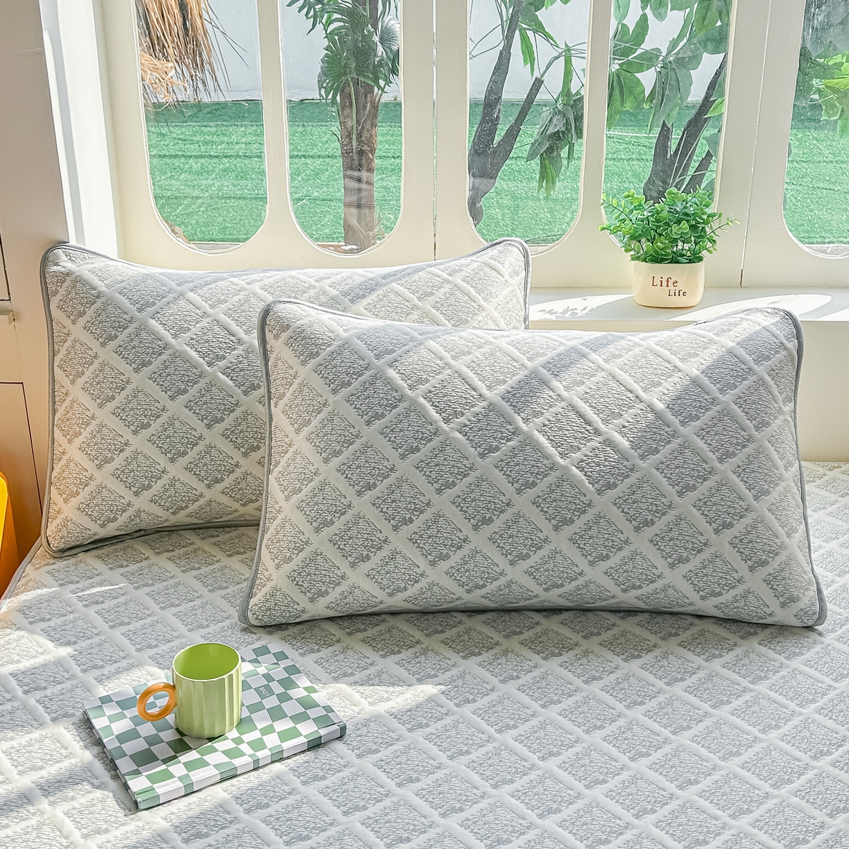 91家纺网 家纺一手货源 找家纺 小萌虎  2026年新款乙纶PE提花冰豆豆凉席床笠款卡通 灰格