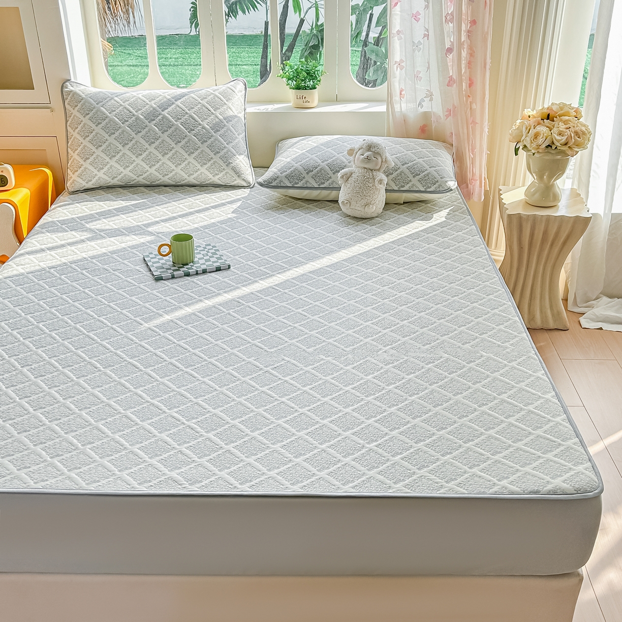 91家纺网 家纺一手货源 找家纺 小萌虎  2026年新款乙纶PE提花冰豆豆凉席床笠款卡通 灰格