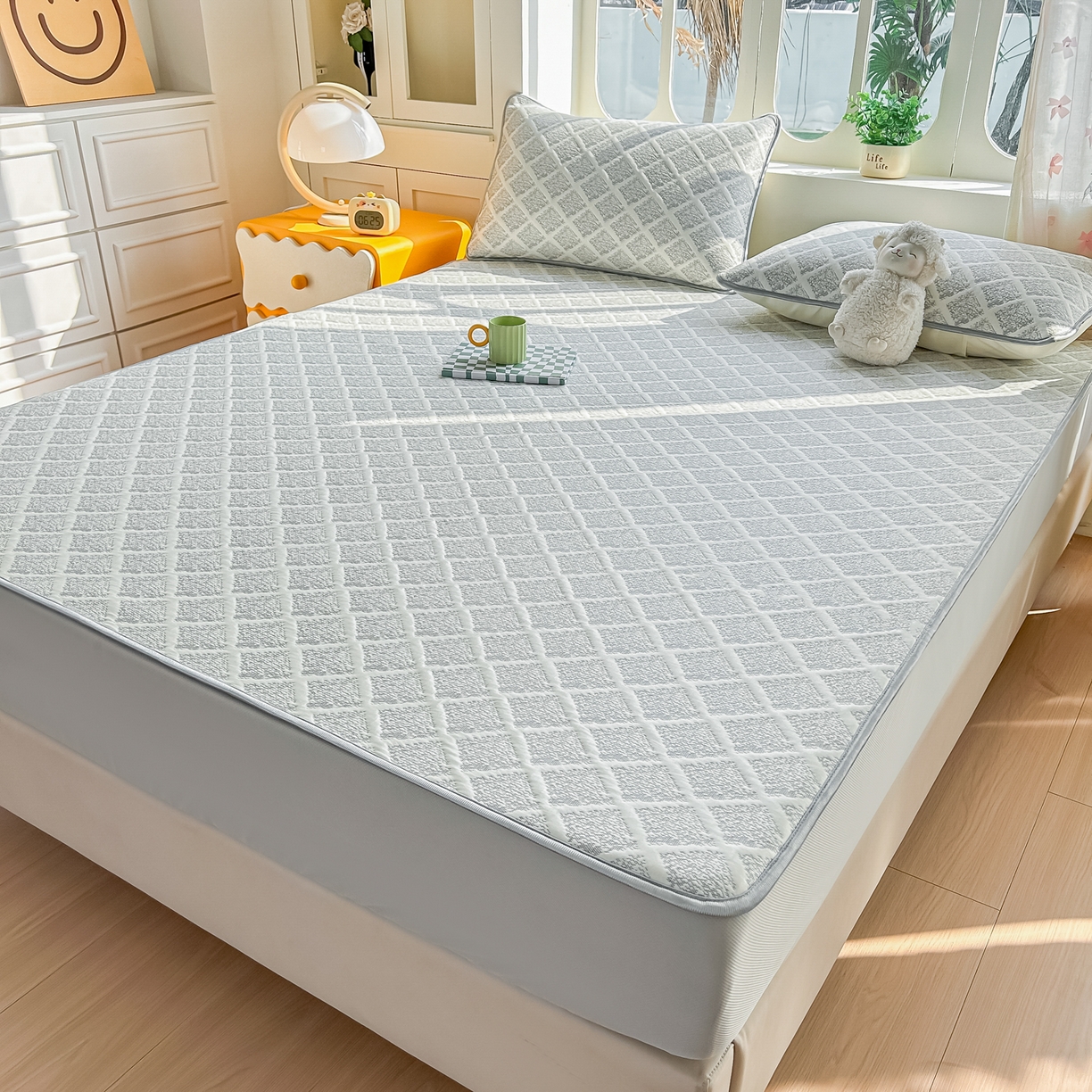 91家纺网 家纺一手货源 找家纺 小萌虎  2026年新款乙纶PE提花冰豆豆凉席床笠款卡通 灰格