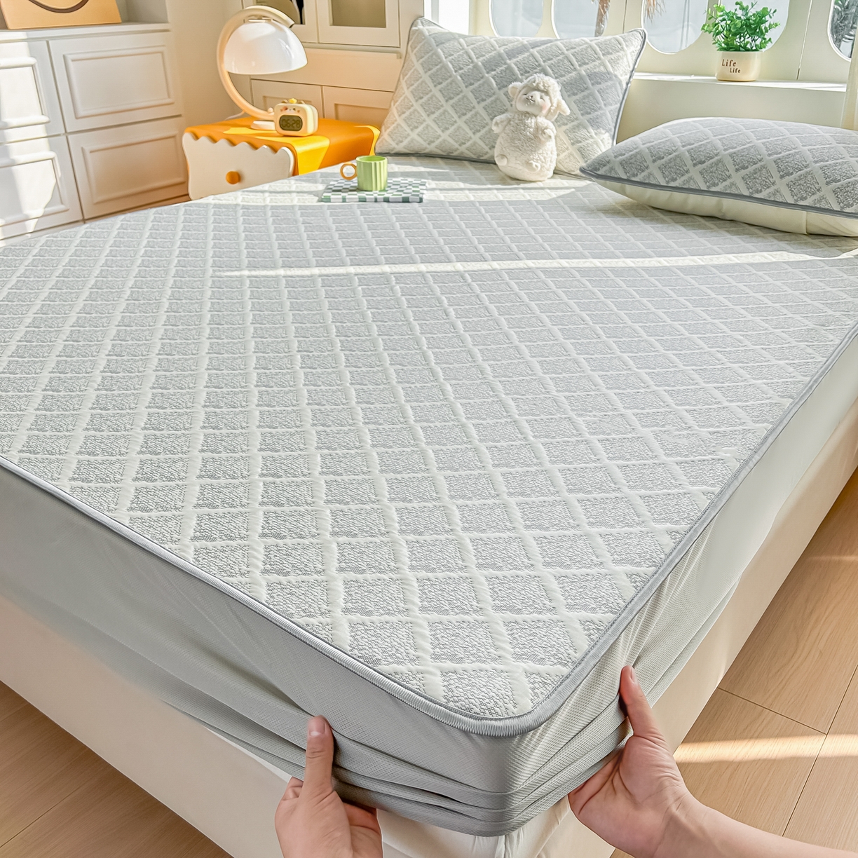 91家纺网 家纺一手货源 找家纺 小萌虎  2026年新款乙纶PE提花冰豆豆凉席床笠款卡通 灰格