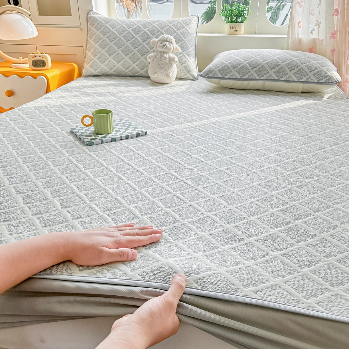 91家纺网 家纺一手货源 找家纺 小萌虎  2026年新款乙纶PE提花冰豆豆凉席床笠款卡通 灰格