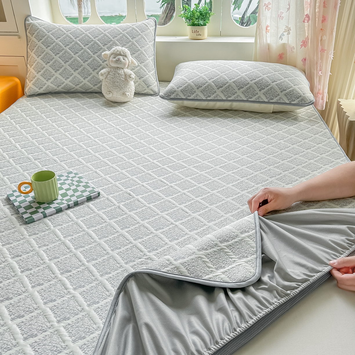 91家纺网 家纺一手货源 找家纺 小萌虎  2026年新款乙纶PE提花冰豆豆凉席床笠款卡通 灰格