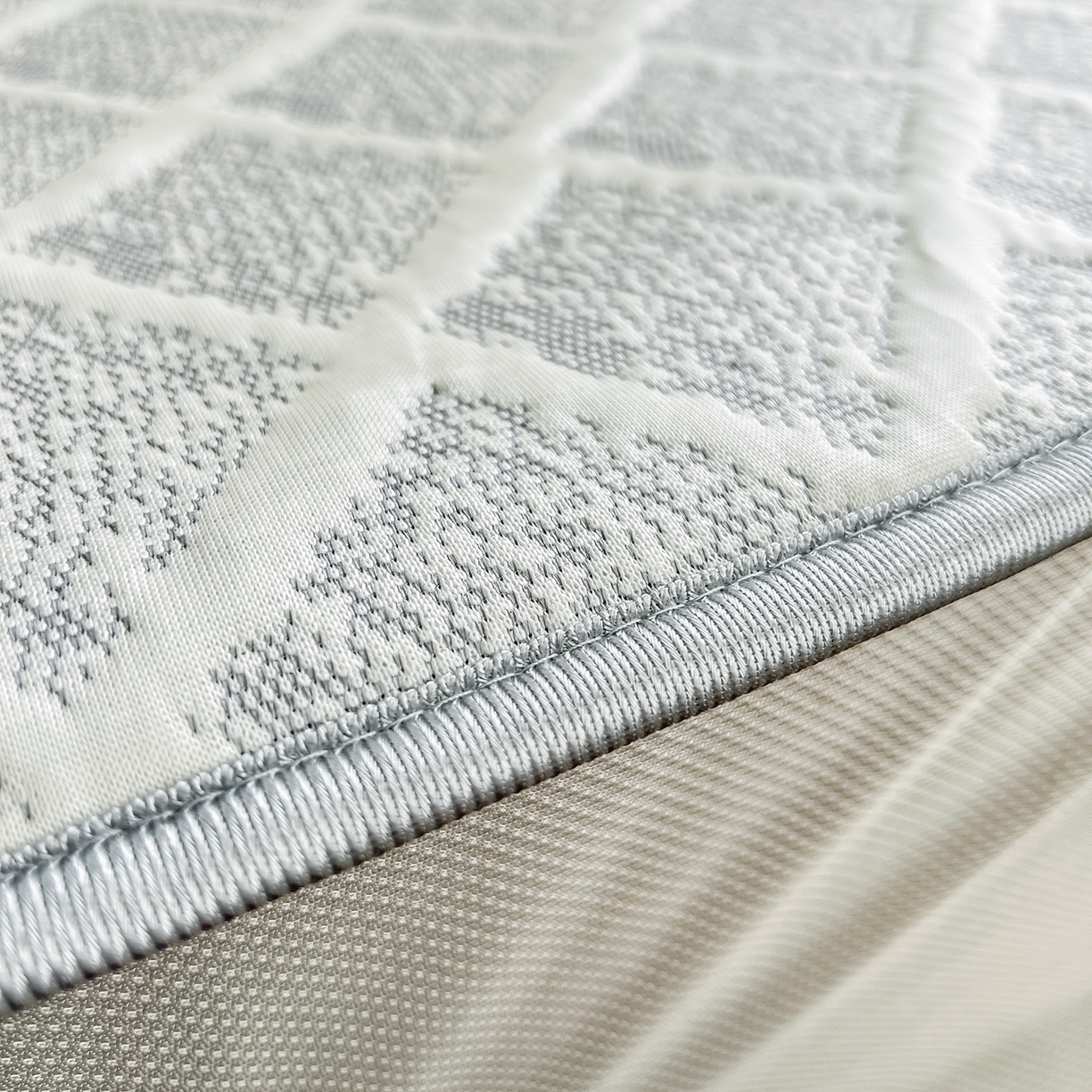 91家纺网 家纺一手货源 找家纺 小萌虎  2026年新款乙纶PE提花冰豆豆凉席床笠款卡通 灰格