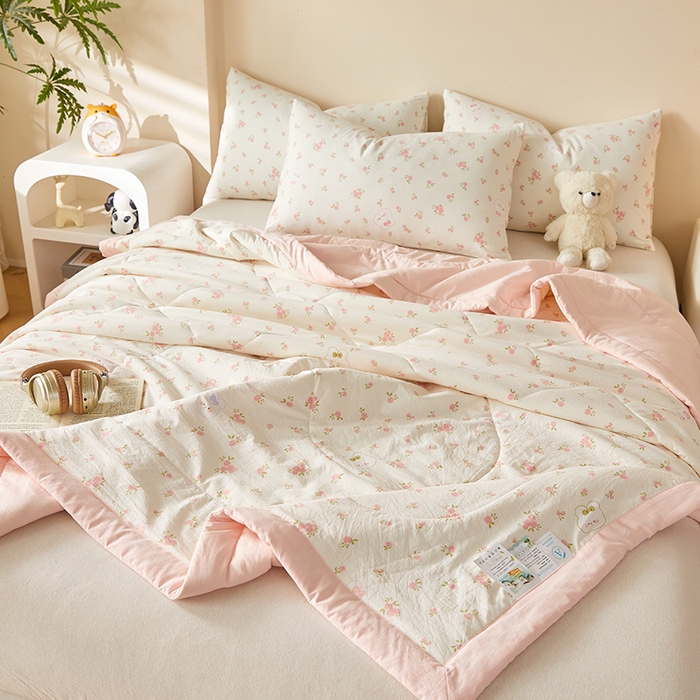 91家纺网 家纺一手货源 找家纺 海洋家纺 2026新款100%新疆棉花印花夏被亲肤仿棉夏凉被纯手包边空调被薄被子 甜心 粉