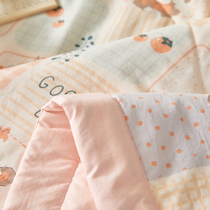 91家纺网 家纺一手货源 找家纺 海洋家纺 2026新款100%新疆棉花印花夏被亲肤仿棉夏凉被纯手包边空调被薄被子 晚安宝贝