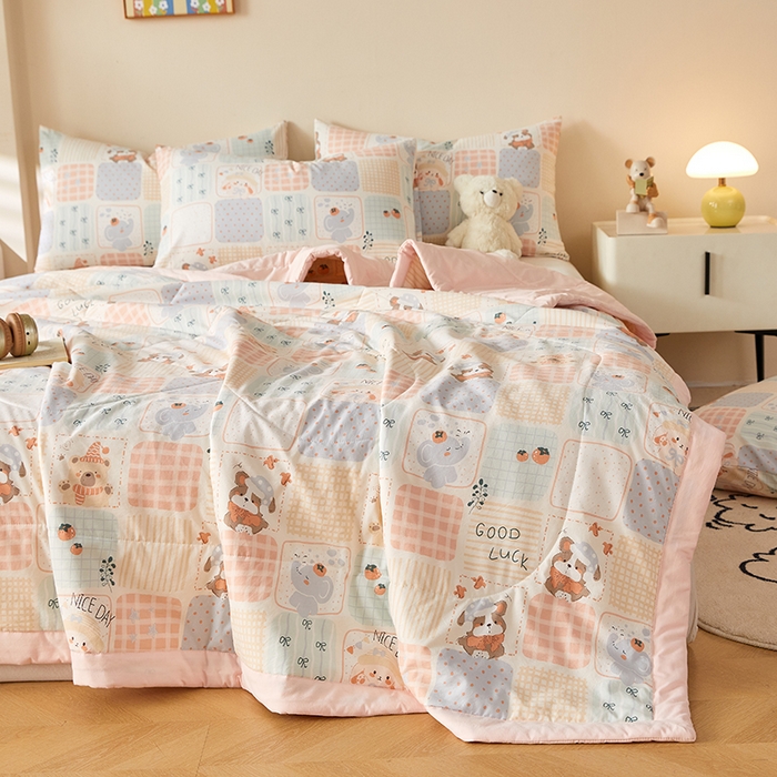 91家纺网 家纺一手货源 找家纺 海洋家纺 2026新款100%新疆棉花印花夏被亲肤仿棉夏凉被纯手包边空调被薄被子 晚安宝贝