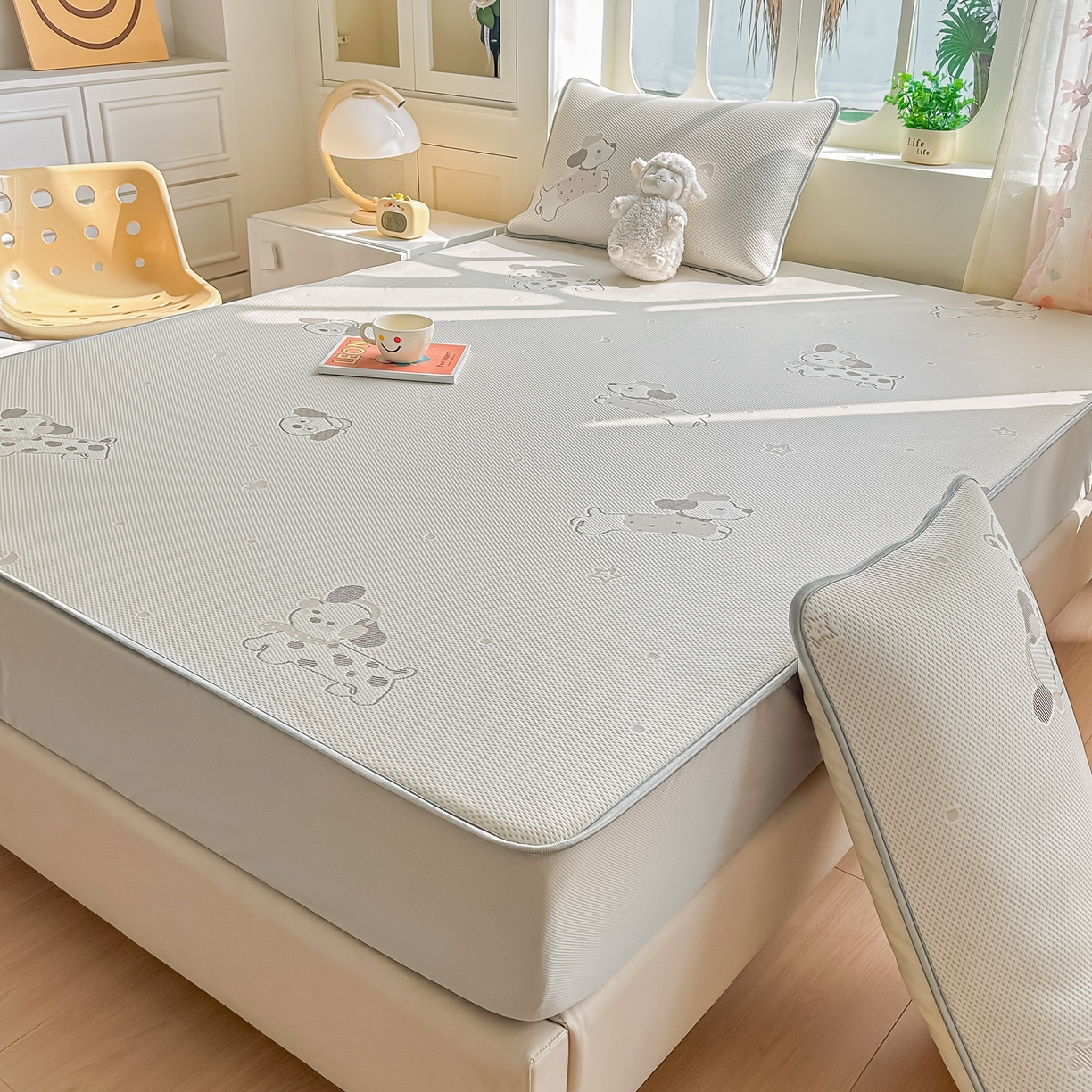 91家纺网 家纺一手货源 找家纺 小萌虎  2026年新款乙纶PE提花冰豆豆凉席床笠款卡通 腊肠犬-咖