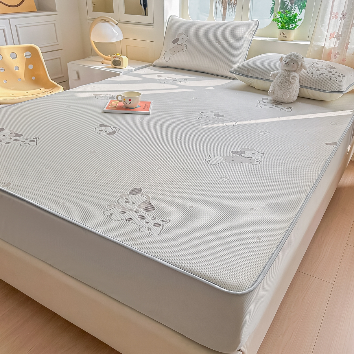 91家纺网 家纺一手货源 找家纺 小萌虎  2026年新款乙纶PE提花冰豆豆凉席床笠款卡通 腊肠犬-咖