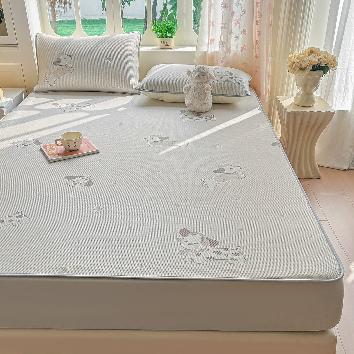 91家纺网 家纺一手货源 找家纺 小萌虎  2026年新款乙纶PE提花冰豆豆凉席床笠款卡通 腊肠犬-咖