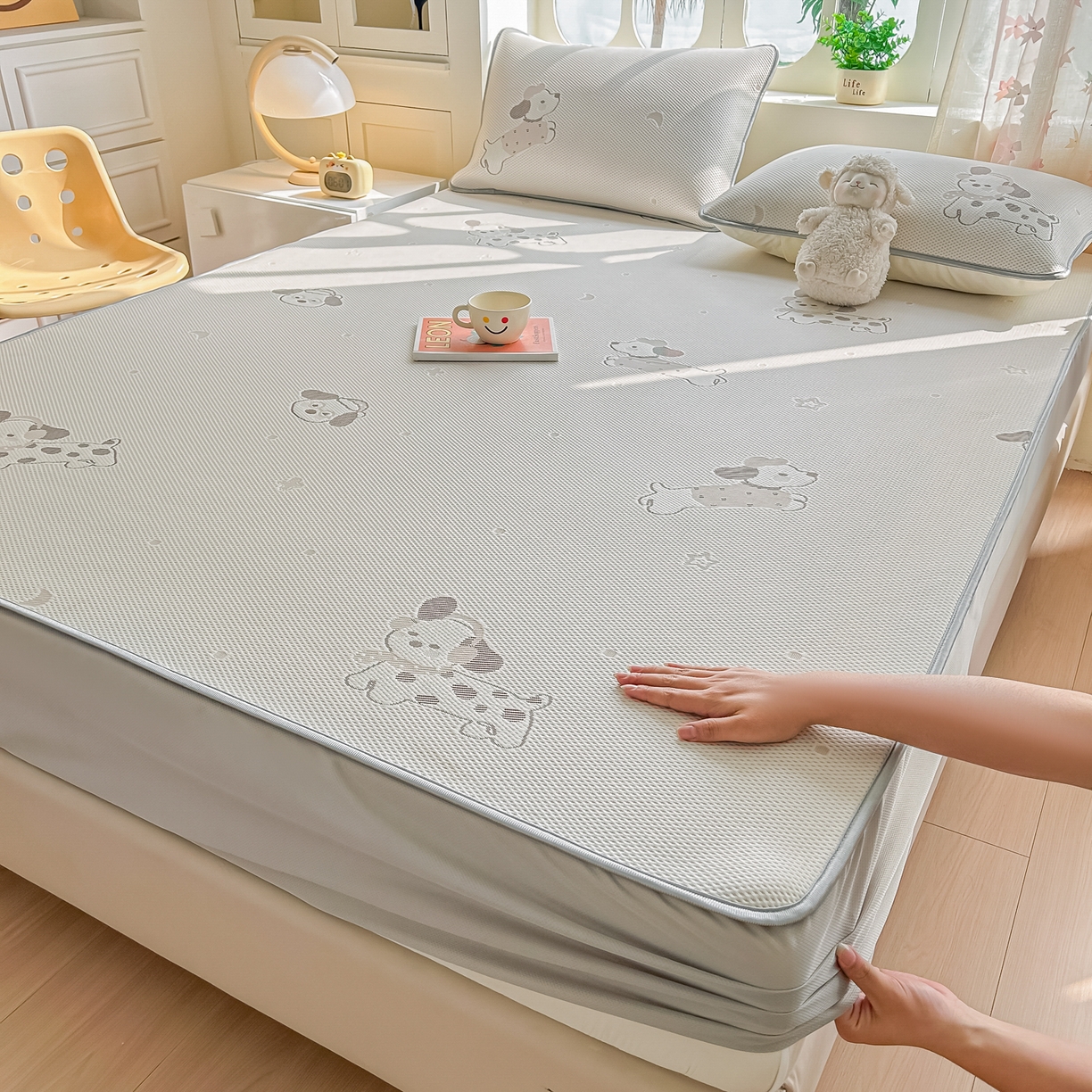 91家纺网 家纺一手货源 找家纺 小萌虎  2026年新款乙纶PE提花冰豆豆凉席床笠款卡通 腊肠犬-咖