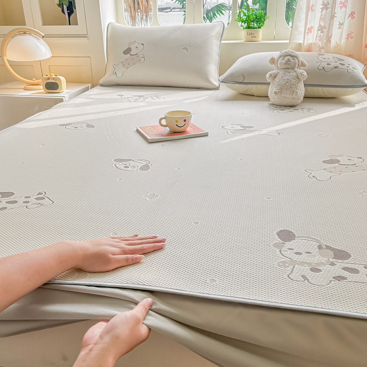 91家纺网 家纺一手货源 找家纺 小萌虎  2026年新款乙纶PE提花冰豆豆凉席床笠款卡通 腊肠犬-咖