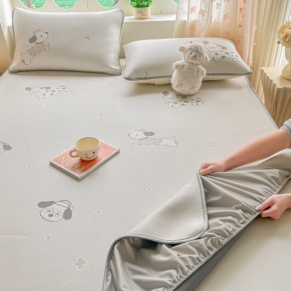 91家纺网 家纺一手货源 找家纺 小萌虎  2026年新款乙纶PE提花冰豆豆凉席床笠款卡通 腊肠犬-咖