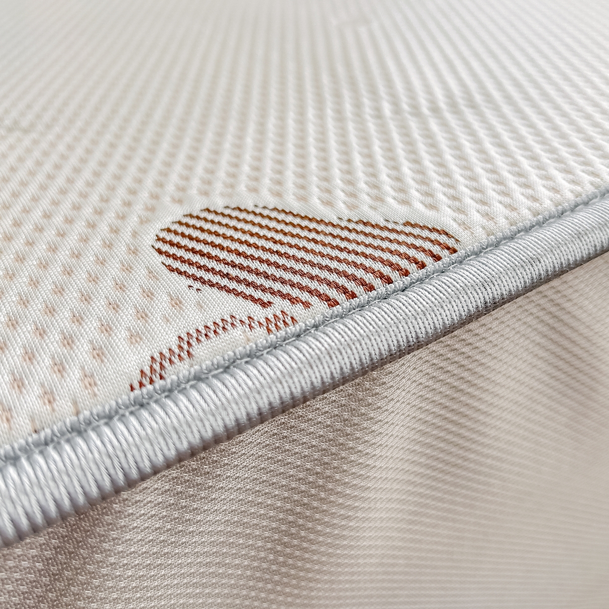 91家纺网 家纺一手货源 找家纺 小萌虎  2026年新款乙纶PE提花冰豆豆凉席床笠款卡通 腊肠犬-咖