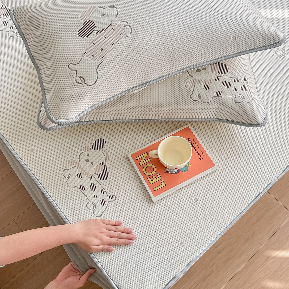 91家纺网 家纺一手货源 找家纺 小萌虎  2026年新款乙纶PE提花冰豆豆凉席床笠款卡通 腊肠犬-咖