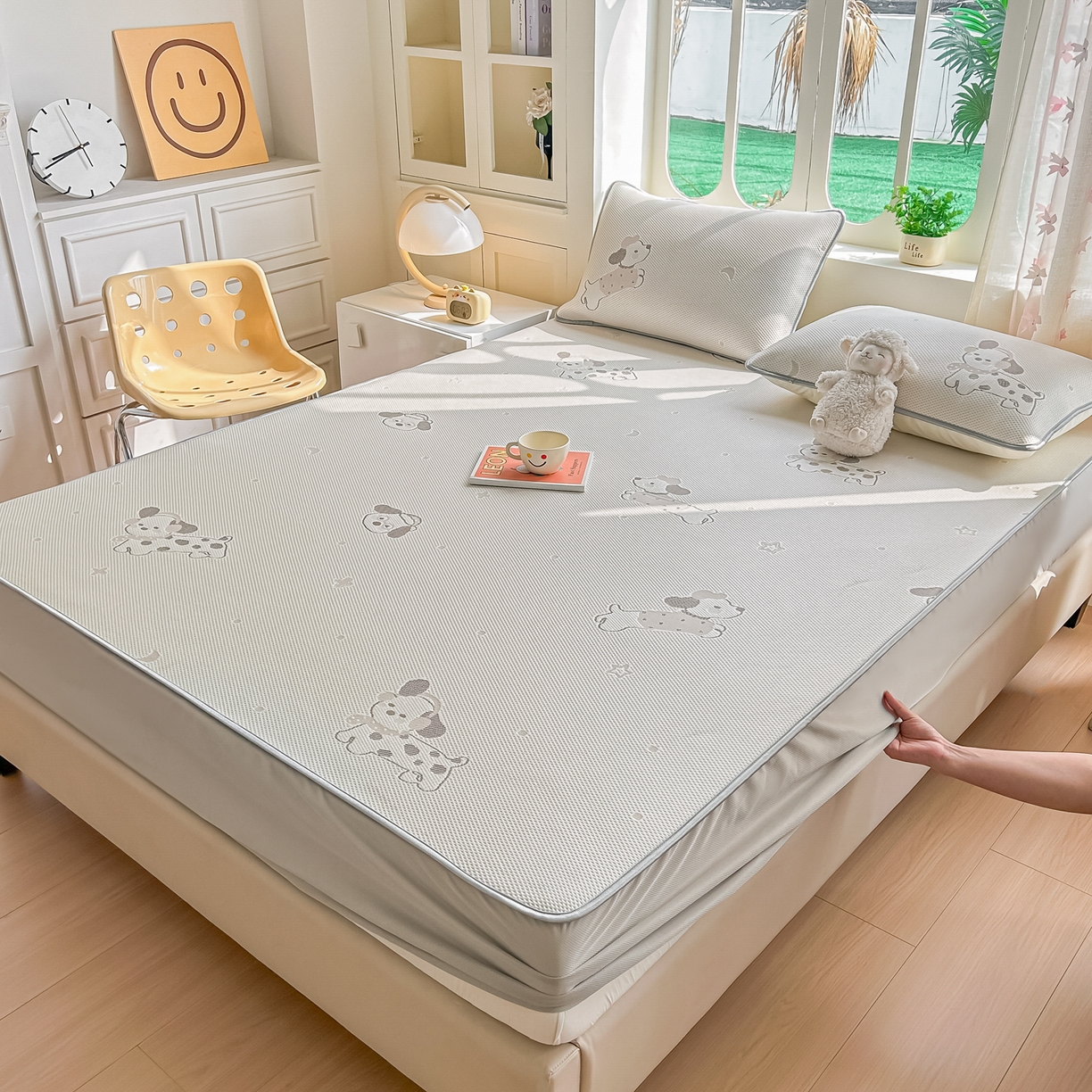 91家纺网 家纺一手货源 找家纺 小萌虎  2026年新款乙纶PE提花冰豆豆凉席床笠款卡通 腊肠犬-咖