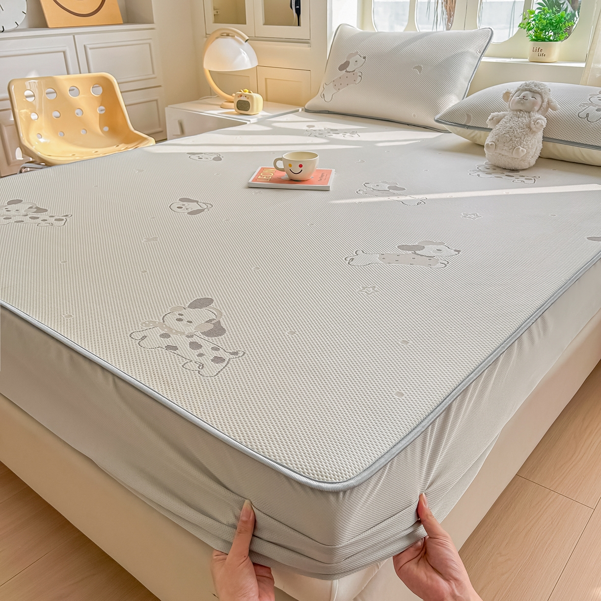 91家纺网 家纺一手货源 找家纺 小萌虎  2026年新款乙纶PE提花冰豆豆凉席床笠款卡通 腊肠犬-咖