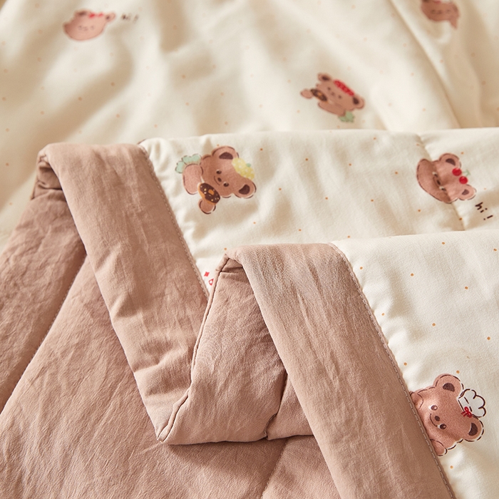 91家纺网 家纺一手货源 找家纺 海洋家纺 2026新款100%新疆棉花印花夏被亲肤仿棉夏凉被纯手包边空调被薄被子 维尼小熊