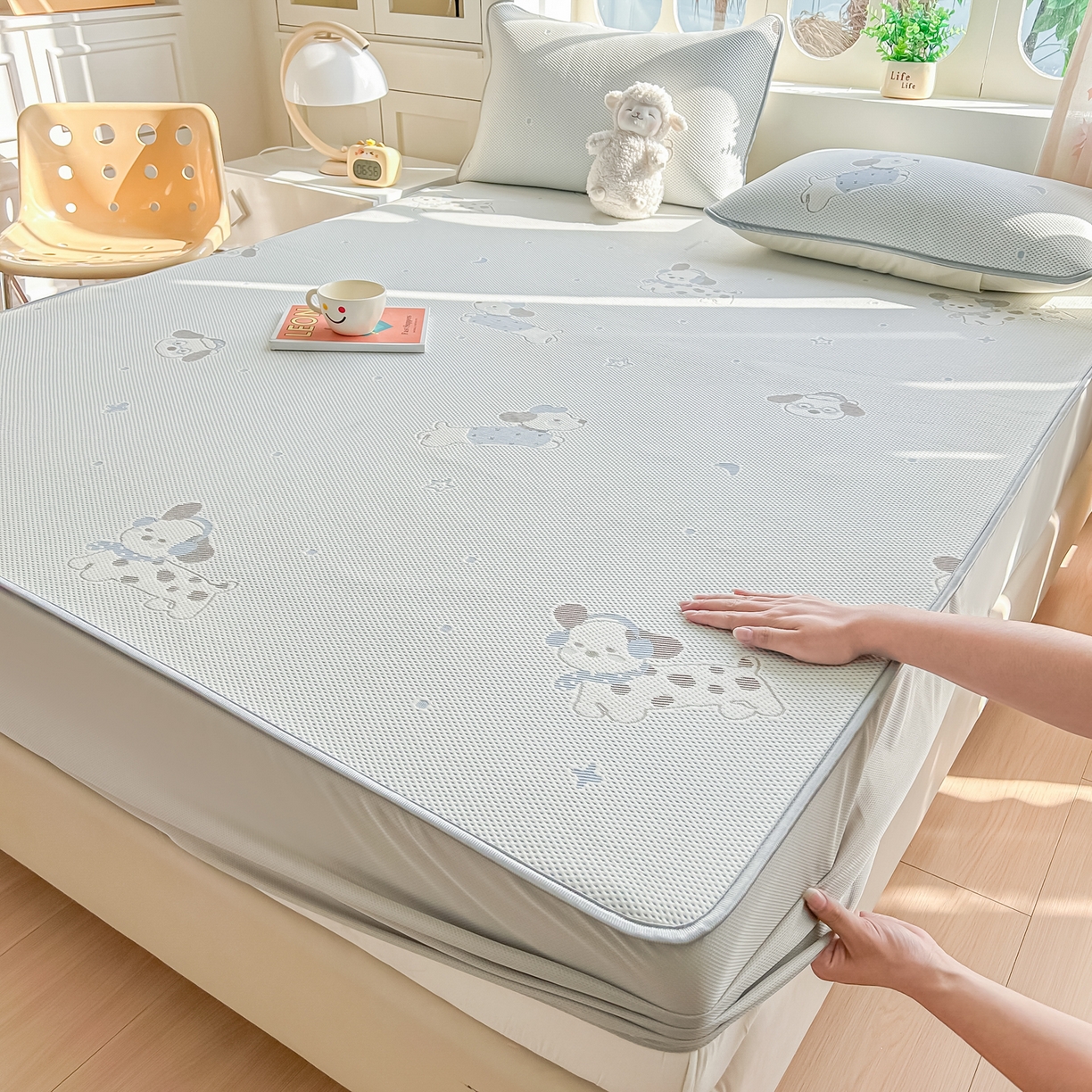 91家纺网 家纺一手货源 找家纺 小萌虎  2026年新款乙纶PE提花冰豆豆凉席床笠款卡通 腊肠犬-蓝