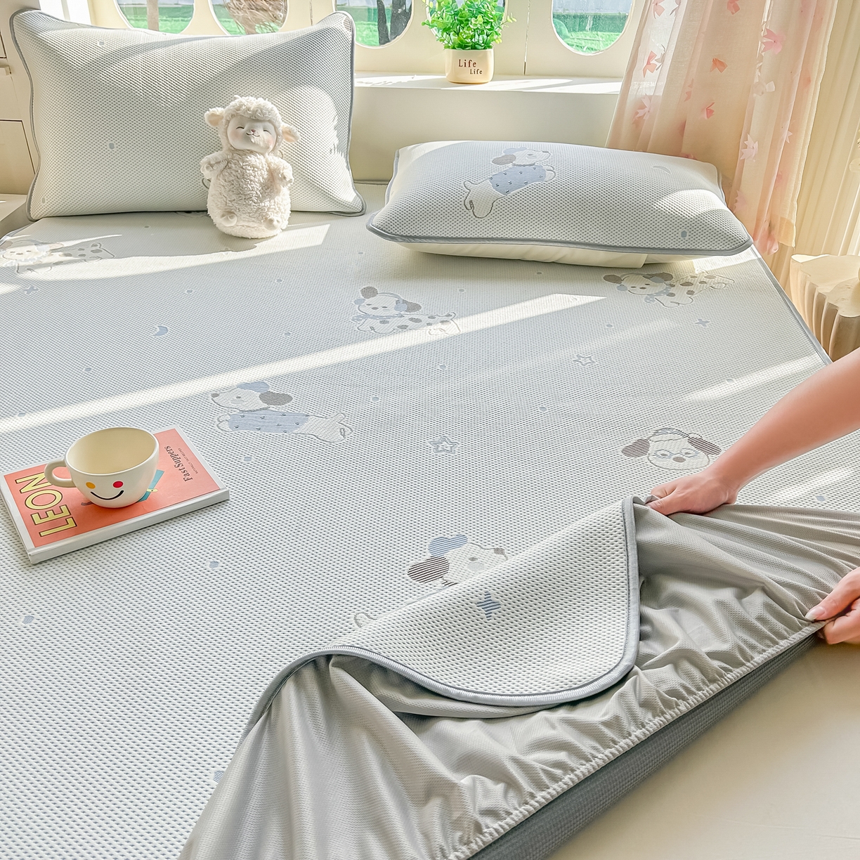 91家纺网 家纺一手货源 找家纺 小萌虎  2026年新款乙纶PE提花冰豆豆凉席床笠款卡通 腊肠犬-蓝