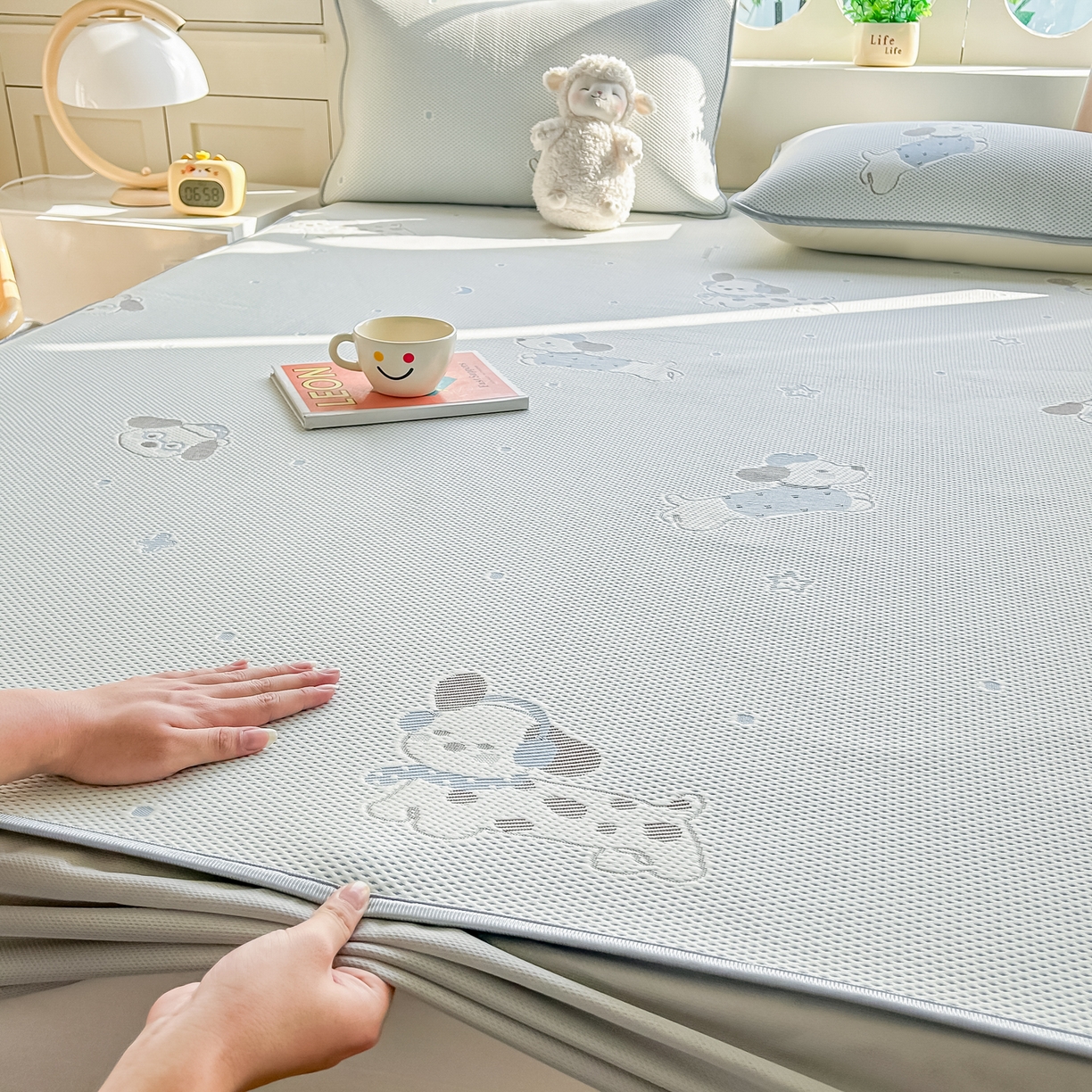 91家纺网 家纺一手货源 找家纺 小萌虎  2026年新款乙纶PE提花冰豆豆凉席床笠款卡通 腊肠犬-蓝